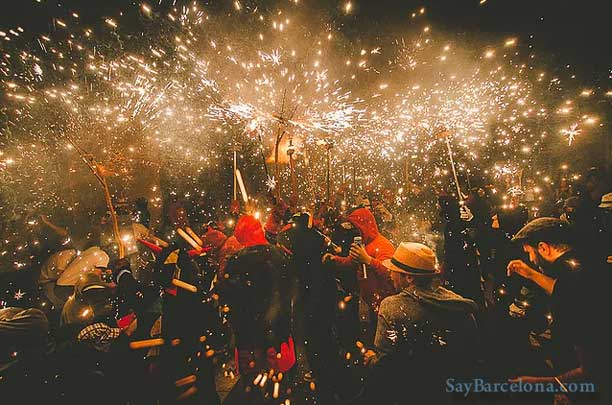 De Correfocs, een foto van mensen en vuurwerk, de feesten van de buurt Graciá