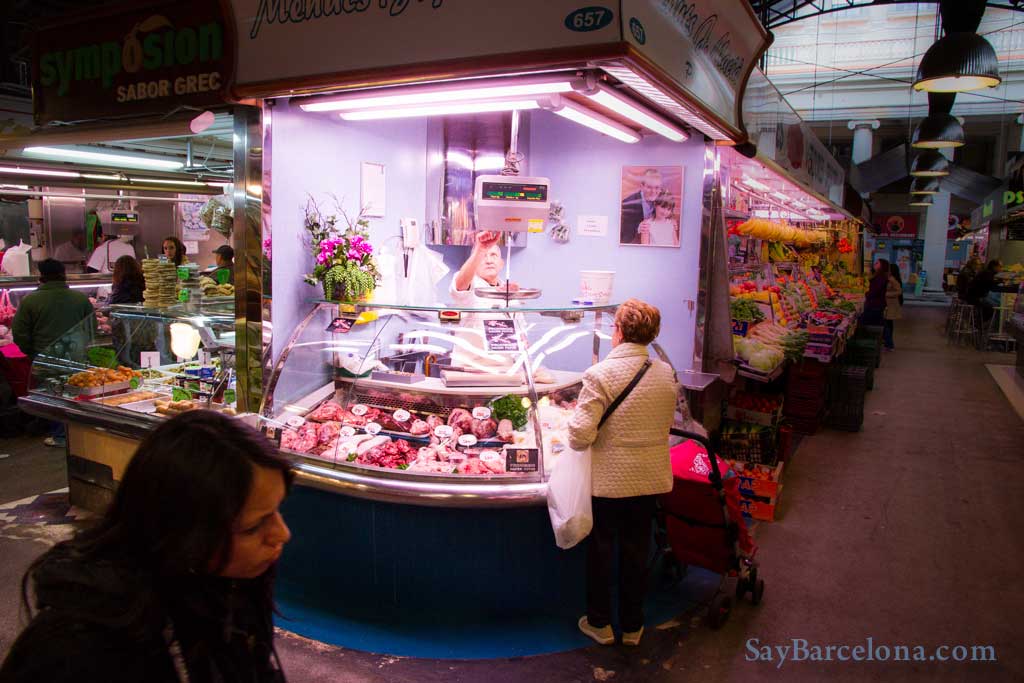 De beenhouwer op La Boqueria markt in Barcelona